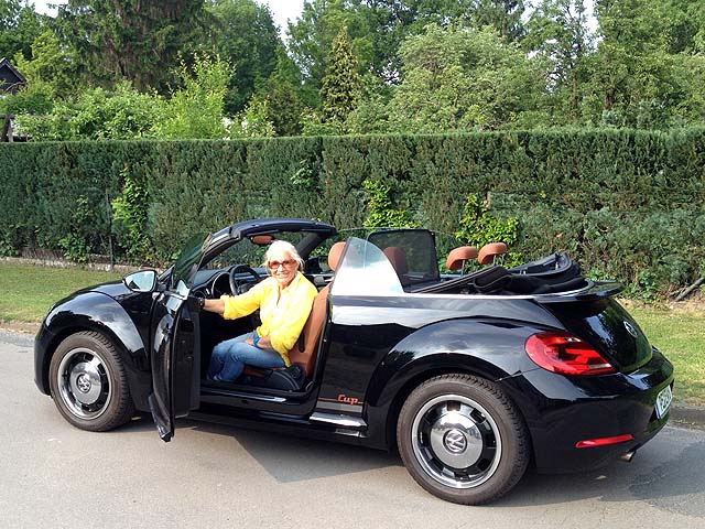 Das Bild kam an: Frau Ellen W. bei der Übergabe Ihres Traumwagens (VW Beetle Cabrio)  von der autoWOBil.de Jahreswagenzentrale Wolfsburg  -Begeistert nicht nur vom Auto ! 