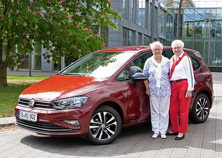 Zufriedene Kunden aus der Landeshauptstadtmit Ihrem neuen VW Jahreswagen Golf Sportsvan von autoWOBil.de 