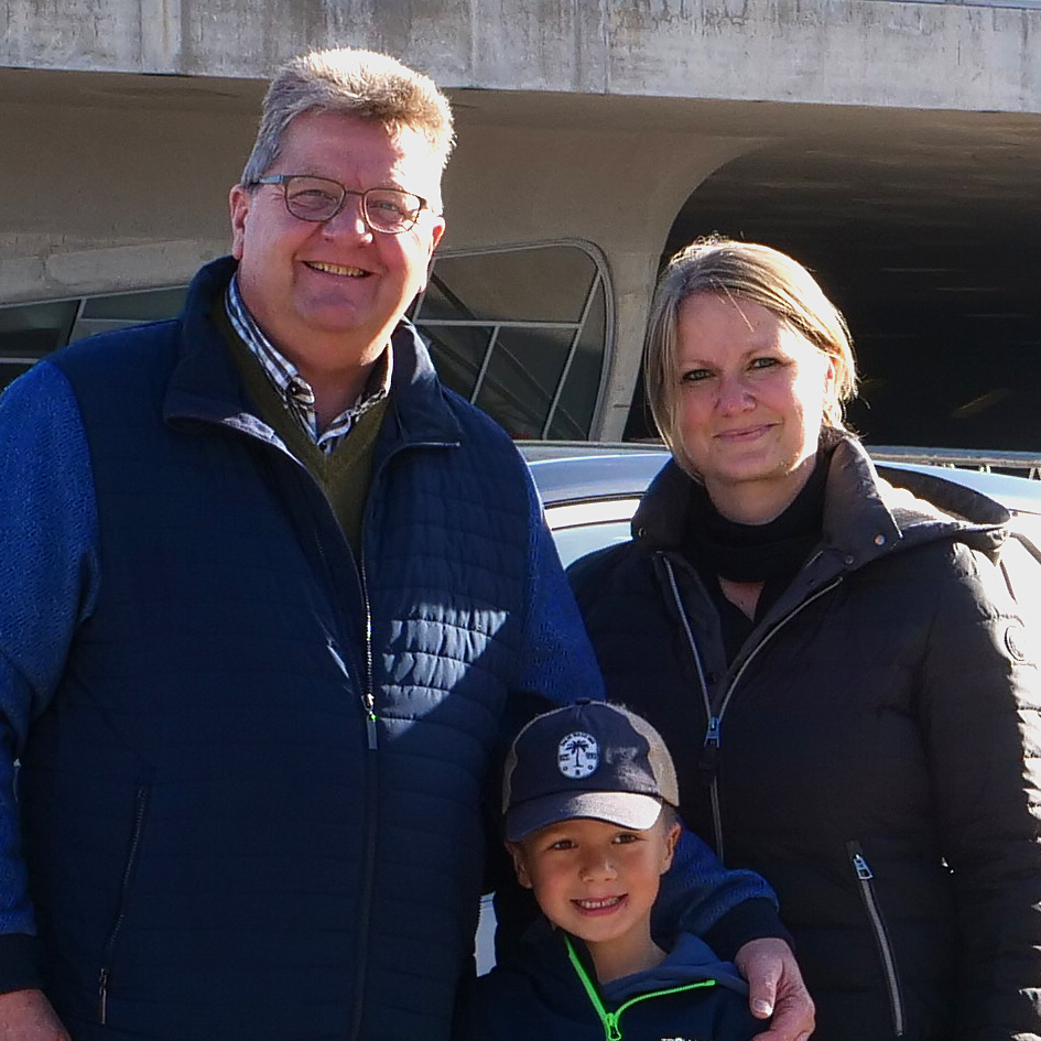 Bernd S. mit Family und seinem neuen T-Roc Jahreswagen von der autoWOBil.de Jahreswagenzentrale aus Wolfsburg
