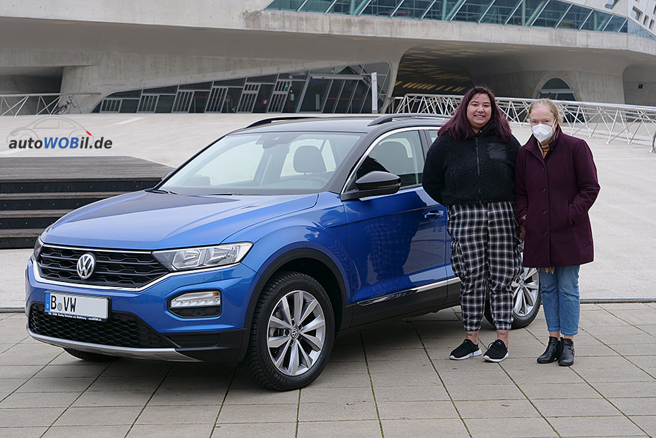 Zufriedene autoWOBil.de-Kunden: Claudia W. aus Berlin mit Ihrem VW Jahreswagen T-Roc aus Wolfsburg