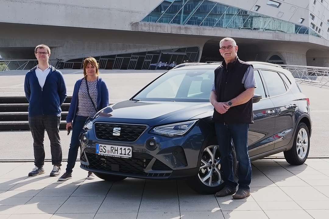 Familie Ralf H. aus Seesen bei der Abholung seines SEAT Aronas FR in Wolfsburg