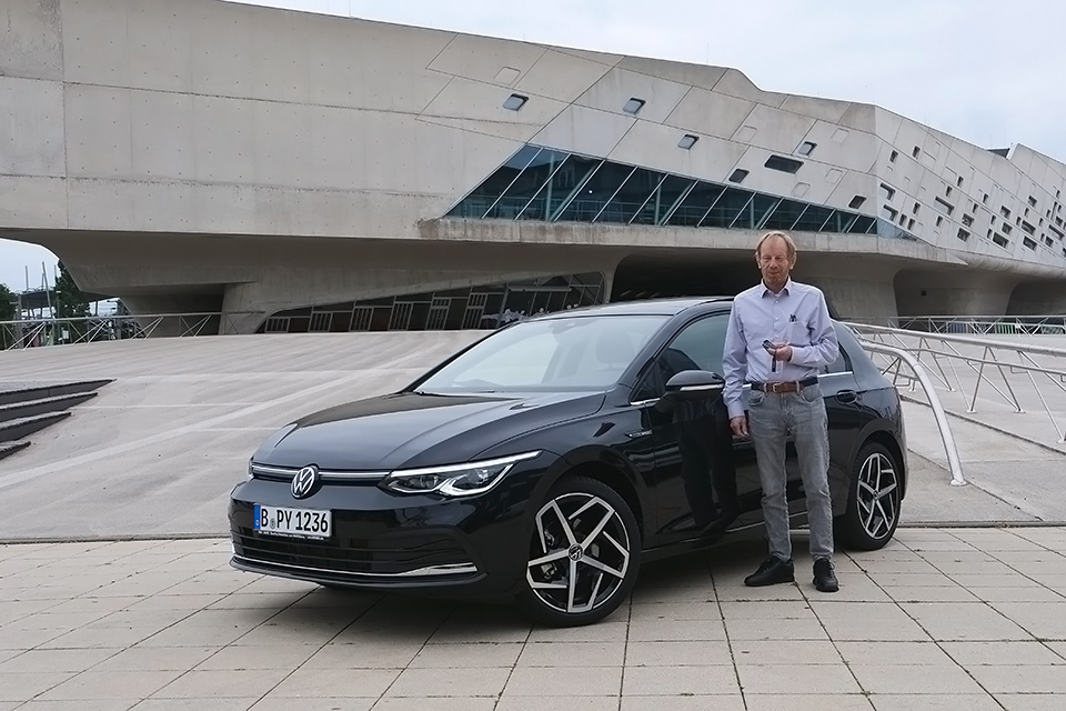 Thomas R. aus Berlin mit seinem neuen Golf STYLE von autoWOBil.de in Wolfsburg