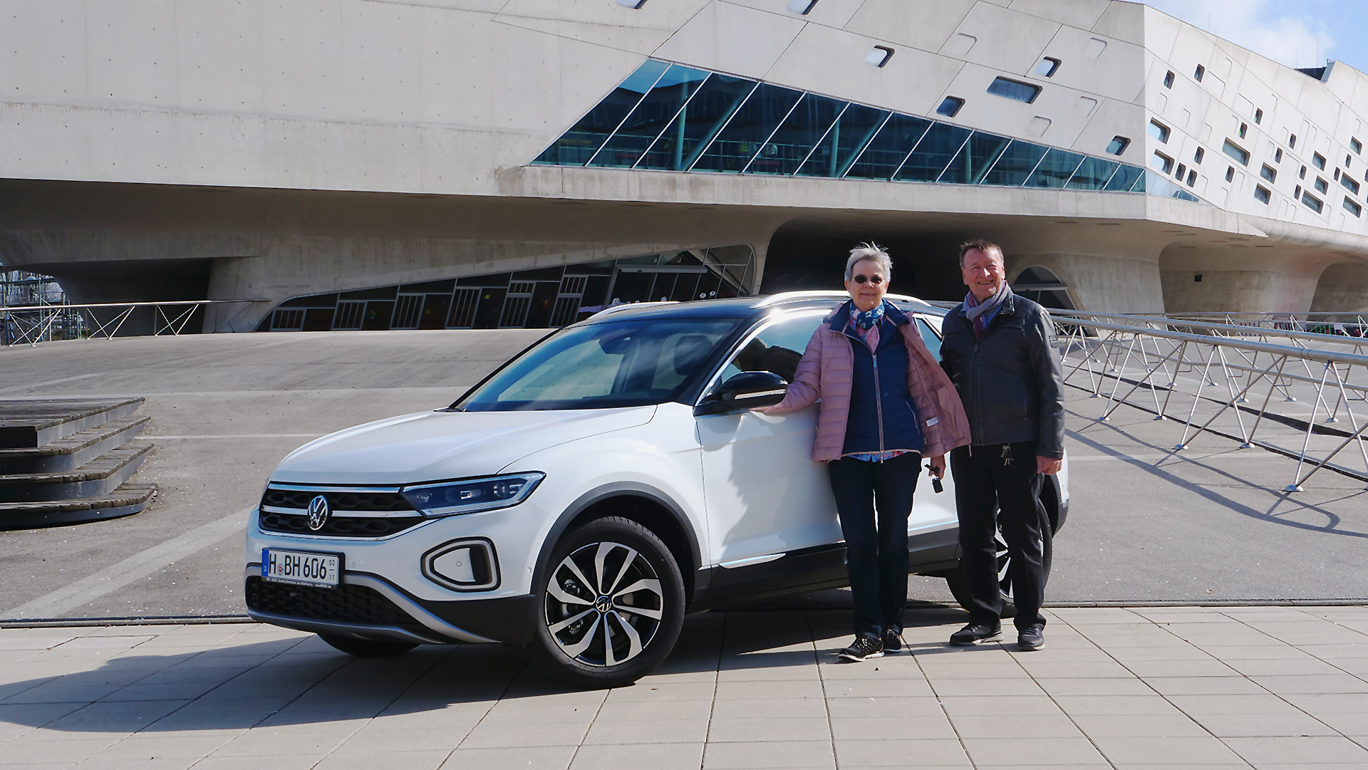 Zufriedene Volkswagen-Kunden: Frau und Herr H. aus 30165 Hannover mit Ihrem neuen VW T-Rock von autoWOBiil.de