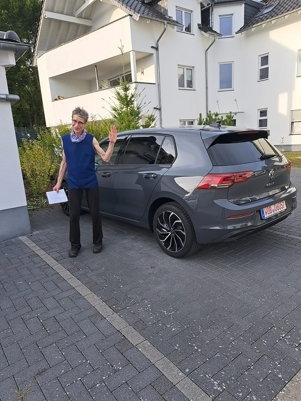 Martina H. aus Mayen mit Ihrem neuen Golf von der autoWOBil.de Jahreswagenzentrale in Wolfsburg