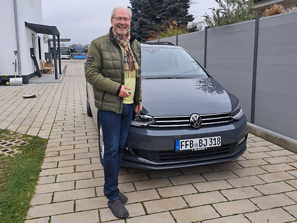 Josef B. aus Fürstenfeldbruck mit seinem neuen VW Touran von autoWOBil.de aus Wolfsburg.