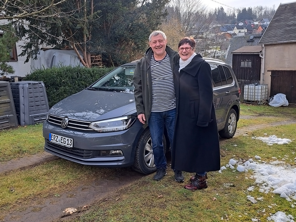 Zufriedene Volkswagen - Touran-Fahrer aus dem Erzgebirge