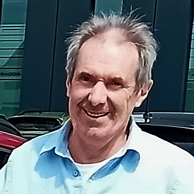 Christian A. aus 12207 Berlin bei der Abholung seines VW T-Cross in Wolfsburg
