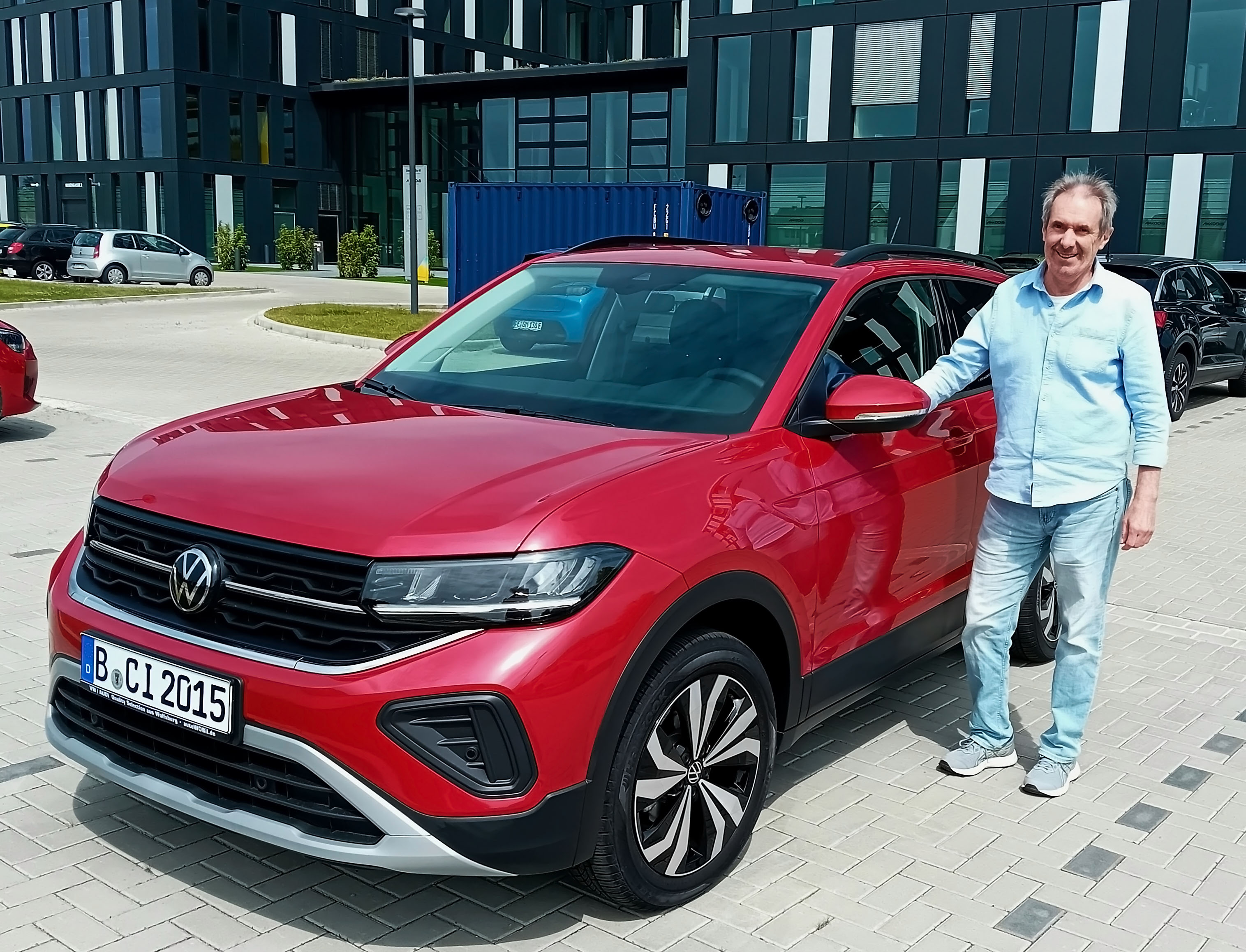 Christan A. aus 12207 Berlin bei der Abholung seines neuen VW T-Cross bei der autoWOBil.de Jahreswagenzentrale in Wolfsburg 