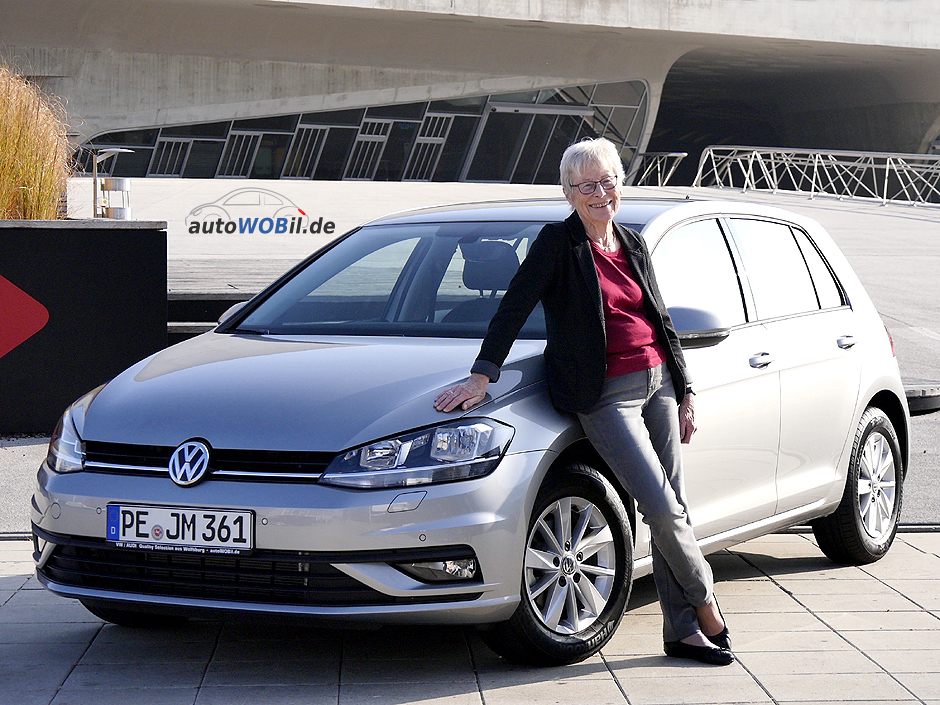 Frau Marianne R., Rentnerin aus Peine bei der Abholung Ihres neuen Volkswagen Golf VII von der autoWOBil.de Jahreswagenzentrale in Wolfsburg