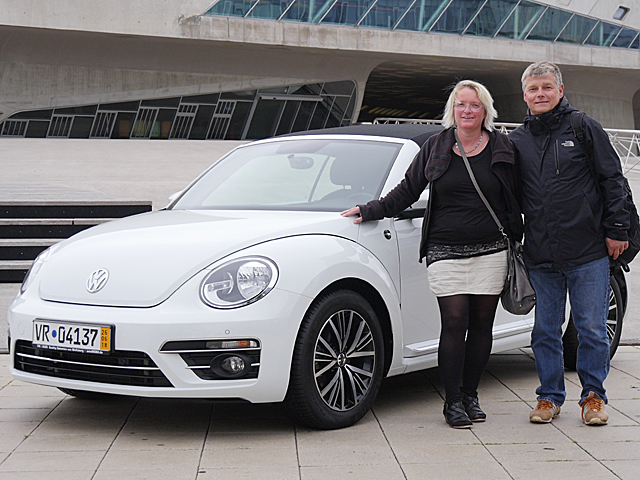 Holen Ihr Traumauto bei autoWOBil.de in Wolfsburg ab: Claudia Sch. und Andre´V. mit Ihrem New Beetle Cabrio, einem zukünftigen Kult-Auto - autoWOBil.de Jahreswagenzentrale Wolfsburg