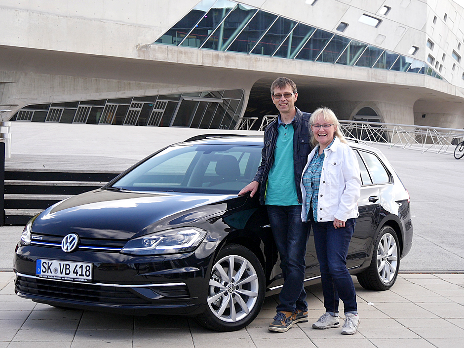 Claudia P. (52) MTA aus Teutschenthal mit Ihrem Golf Variant Jahreswagen / Neuwagen von der autoWOBil.de Jahreswagenzentrale in Wolfsburg