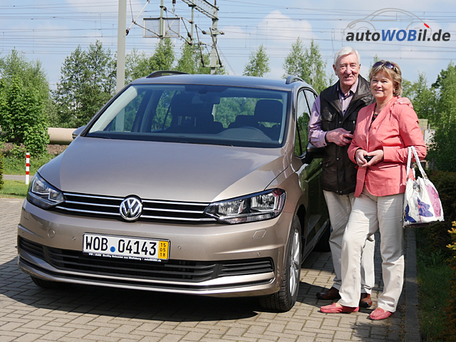 Frau und Herr K. bei der Abholung des Touran Ihrer Tochter in Wolfsburg: Der VW Touran - ein wunderbares, komfortables und sportives Familienauto - autoWOBil.de Jahreswagenzentrale