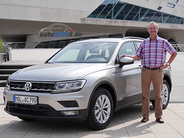 Rundum zufrieden mit dem neuen VW Tiguan und der autoWOBil.de-Abwicklung: Herr Jörg G. aus Hennickendorf bei der Abholung seines neuen VW Tiguan in Wolfsburg