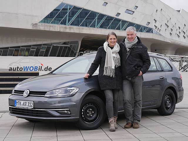 Mehr als zufrieden : Ralf S. und Kathrin B. bei der Abholung Ihres VW Golf Variant Jahreswagen / Neuwagen in Wolfsburg.