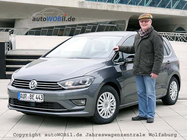 Bei der Abholung seines neuen Volkswagen Golf in Wolfsburg: Eckard K. (75), Pensionär aus Aurich, autoWOBil.de Jahreswagenzentrale 