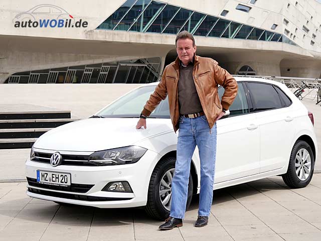 Begeistert vom neuen VW Polo Jahreswagen / Neuwagen von autoWOBil.de: Herr H. aus Mainz bei der Abholung des neuen Familienmitglieds in Wolfsburg