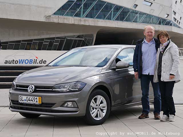 Rundum zufrieden mit dem neuen VW Polo Jahreswagen / Neuwagen  und der autoWOBil.de-Abwicklung: Herr M. und Gisela N. aus Wermelskirchen bei der Abholung Ihres neuen "Renners" in Wolfsburg