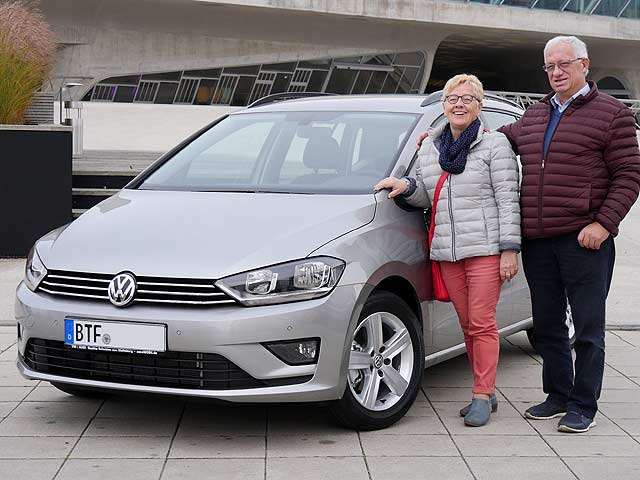 Hartmut M. und Familie: Haben einen schönen Tag in der VW-Stadt Wolfsburg verbracht. Mit Ihrem neuen VW Jahreswagen / Neuwagen sind alle top zufrieden.