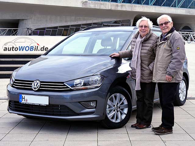 Lisa und Gerhard W. aus Hannover: Rundum zufrieden mit dem Golf Sportsvan" von der autoWOBil.de Jahreswagenzentrale in Wolfsburg.