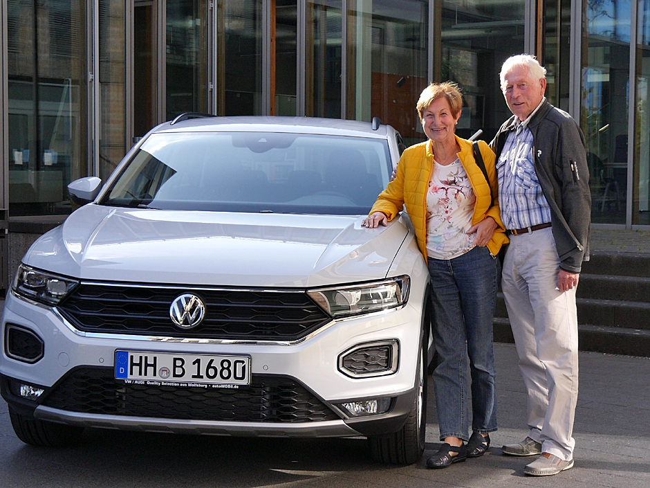 Bei der autoWOBil.de Jahreswagenzentrale auch relativ kurzfristig verfügbar - der Volkswagen T-Roc. Karlheinz B. und seine Ehefrau freuen sich bei der Abholung in Wolfsburg. 