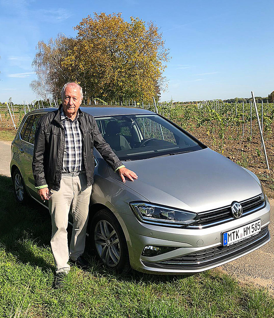 Mit seinem neuen VW Golf und autoWOBil.de zufrieden: Dieter H. (80), Pensionär aus 65239 Hochheim 