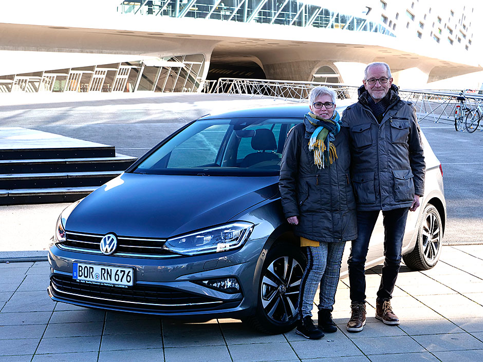 VW Jahreswgen und Neuwagen direkt von autoWOBil.de in Wolfsburg: Die Erwartungen wurden voll erfüllt: Reinhilde und Reinhard R. aus der Glockenstadt Gescher bei der Übergabe Ihres neuen Golf Sportsvan IQ.DRIVE in Wolfsburg