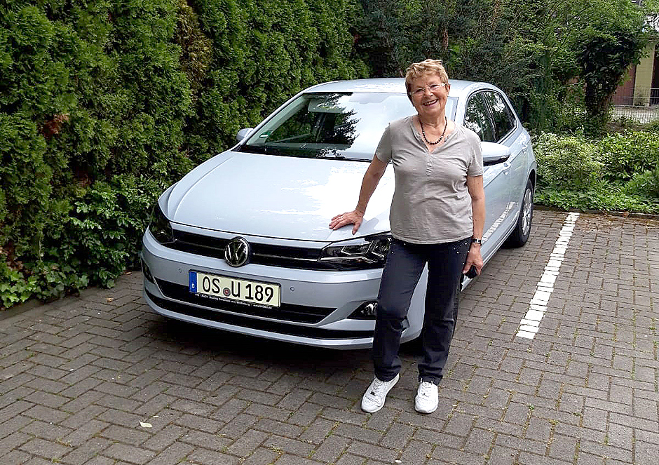 VW Jahreswagen / tageszulassung direkt aus Wolfsburg: So sehen zufriedene Autokäufer aus: Ursula B. bei der Übergabe Ihres neuen Polo von autoWOBil.de in Osnabrück 