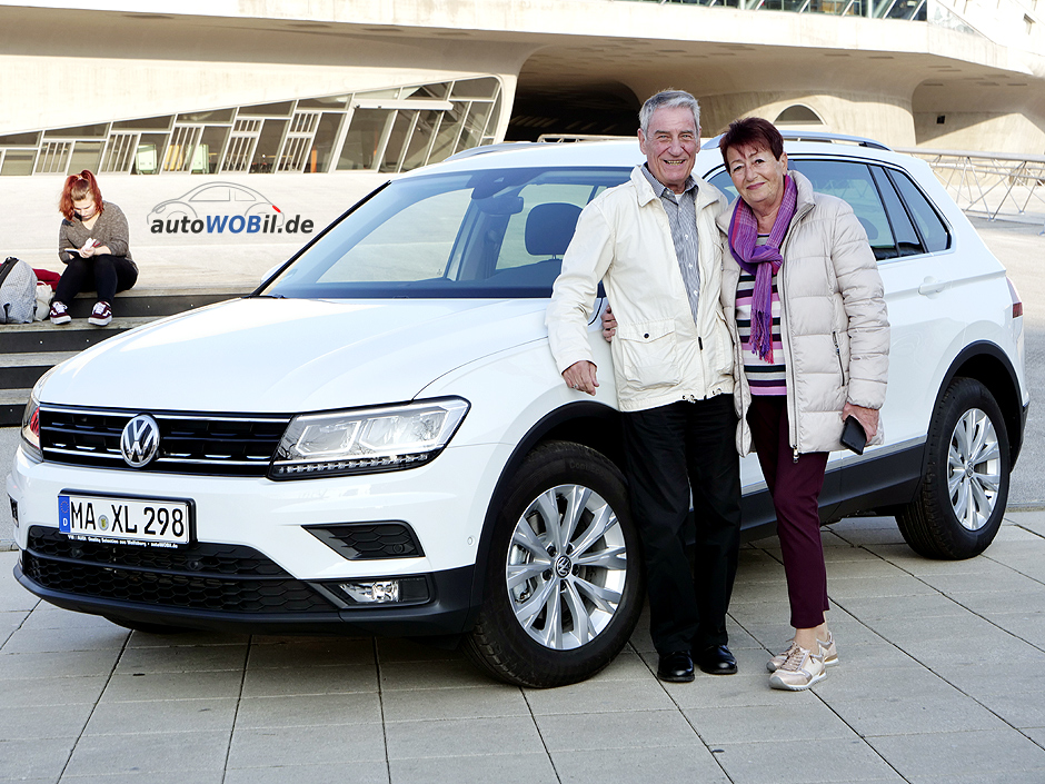 Bernhard K. mit Ehefrau in Wolfsburg freuen sich über Ihre Entscheidung: Mit dem neuen Tiguan und autoWOBil.de in Wolfsburg mehr als zufrieden.