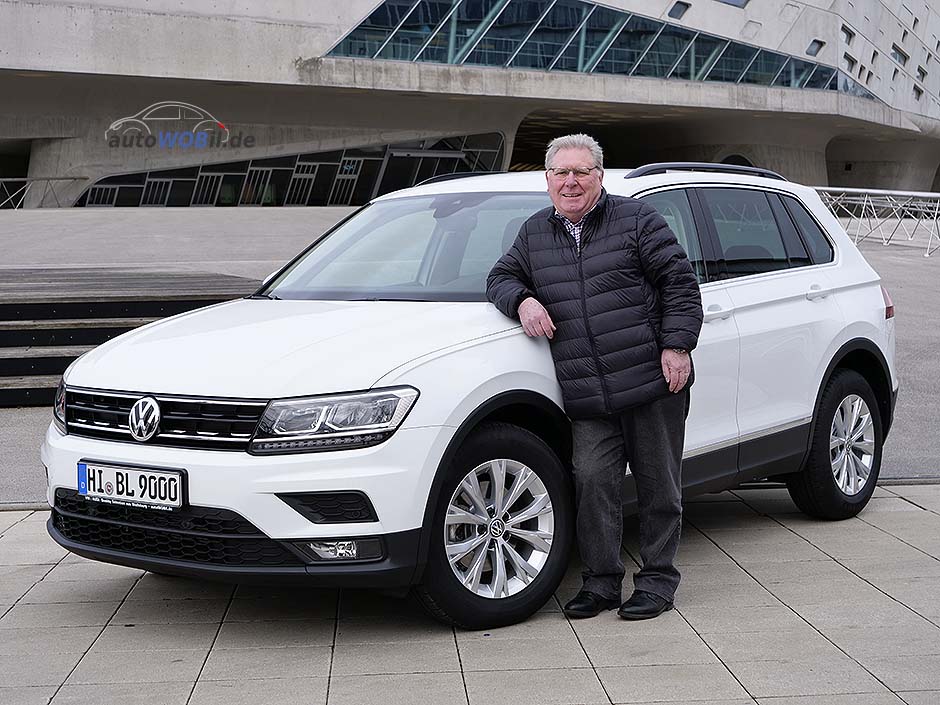 VW Jahreswagen / Neuwagen von autoWOBil.de in Wolfsburg: Bernd L. (70), Rentner aus 31061 Alfeld mit seinem neuen VW  TIGUAN