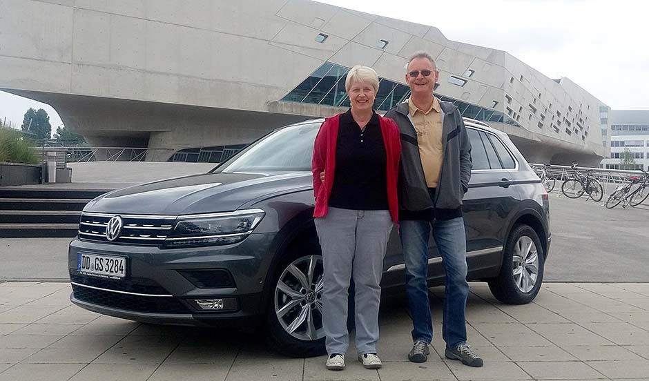 Begeistert vom autoWOBil.de-Service (und vom günstigen Kauf), den man andernorts oft vergeblich sucht: Fam. S. aus Dresden mit Ihrem Traumauto VW Tiguan - autoWOBil.de Jahreswagenzentrale