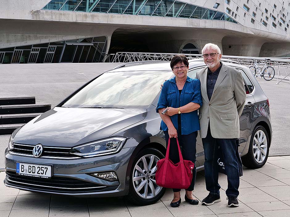 Frau und Herr D. aus Berlin bei der Abholung Ihres neuen VW Golf Sportsvan: Ein Bild sagt mehr als tausend Worte.  autoWOBil.de Jahreswagenzentrale in Wolfsburg