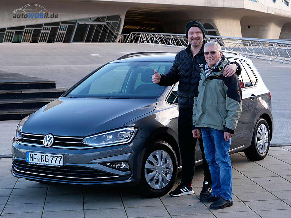 J. Roman G. mit Schwiegersohn in Wolfsburg: Äußerst zufrieden mit autoWOBil.de, der Abwicklung und dem Auto! 