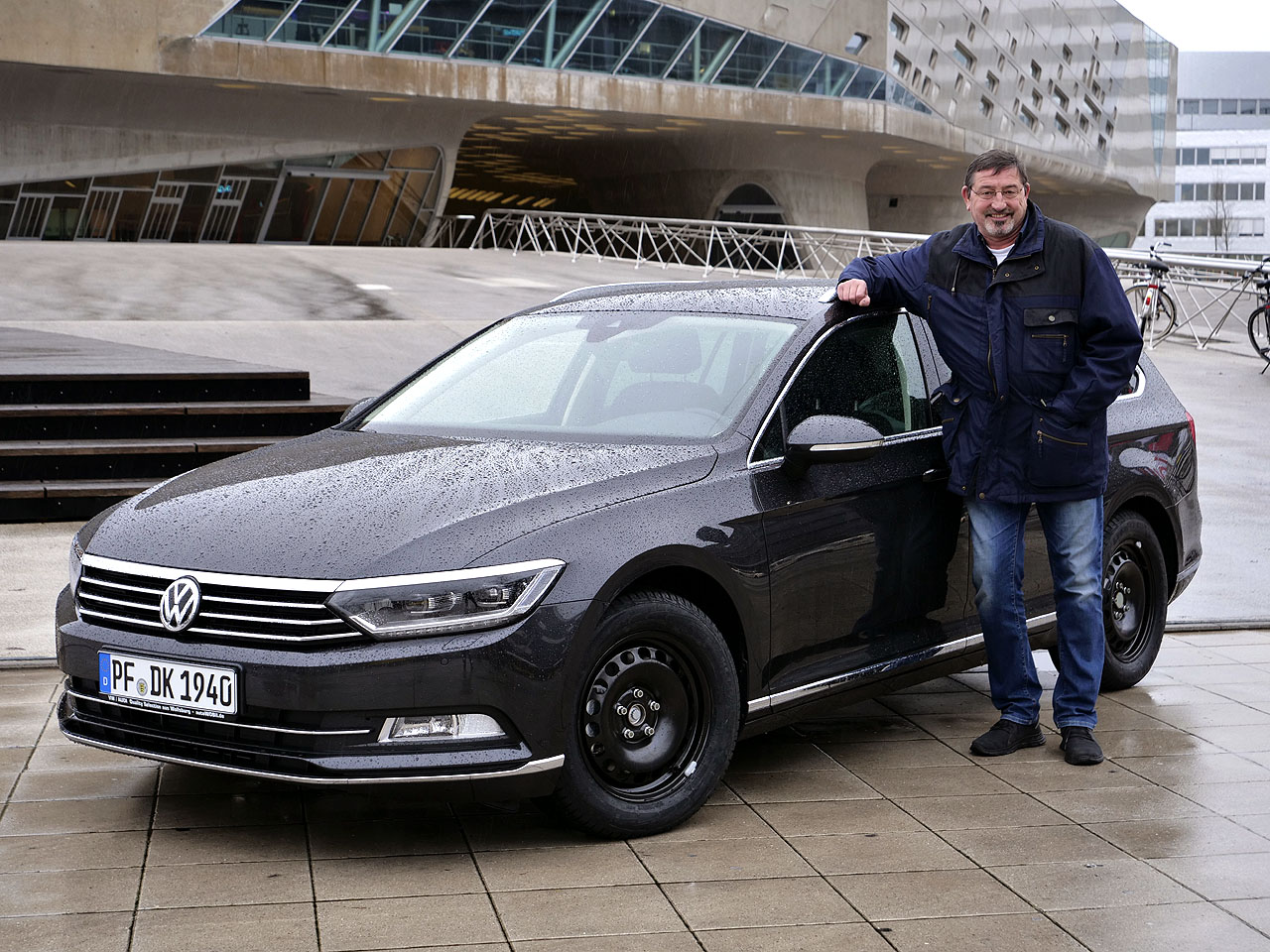 Volkswagen direkt in Wolfsburg günstig kaufen: Achim K. aus 75228 aus Ispringen mit seinem neuen Passat Variant von autoWOBil.de: So sieht wahre Freude aus! 