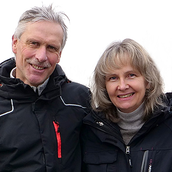 Jana und Thomas S. aus Erfurt bei der Abholung Ihres neuen Golf Variant