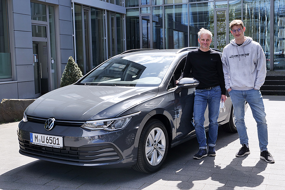 Udo R. (56), Dipl.Ing. aus 85579 Neubiberg und Sohn bei der Abholung Ihres neuen Golf Variant in Wolfsburg