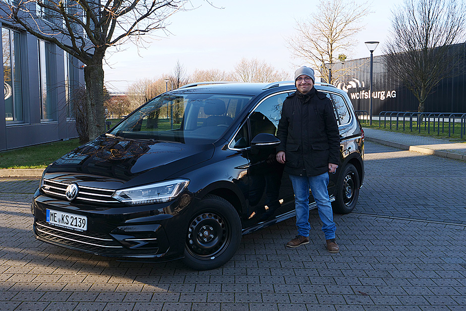 Stefan P. aus Velbert bei der Abholugn seines neuen VW Touran