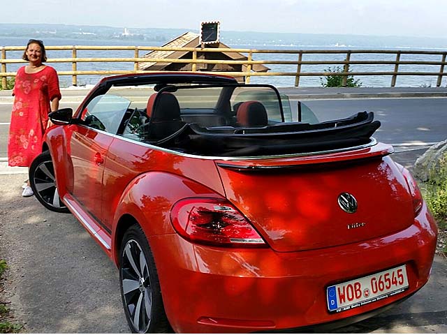 Begeistert von Ihrem neuen Jahreswagen Beetle Cabrio von autoWOBil.de Jahreswagenzentrale Wolfsburg: Monika M. bei der Übergabe Ihres "Käfers" in Pähl am Ammersee 