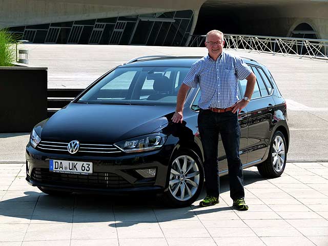 Einen besseren Start in die Rente gibt es wohl kaum - Kurt E. freut sich auf seine Touren mit dem neuen VW Golf Sportsvan von autoWOBil.de in Wolfsburg