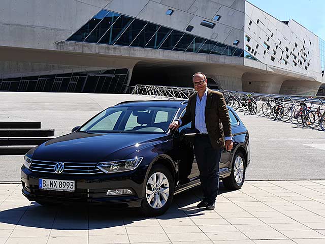 VW Passat Variant aus Wolfsburg günstiger - www.autoWOBil.de - Von der Kaufanbahnung bi zur Abholung eine Punktladung: Regisseur Nicolai S. lobt die autoWOBil.de Organisation
