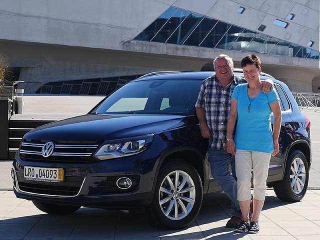 Eine glatte "1" für den Tiguan TDi 135kW 4motion DSG: Familie K - Fahrzeugabholung bei der Jahreswagenzentrale autoWOBil.de in Wolfsburg