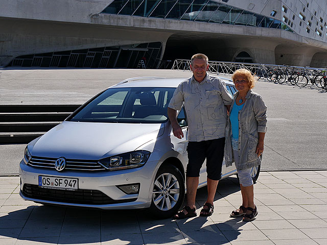 Zufriedne autoWOBil.de-Kunden: Wenn Kunden zufrieden sind haben wir unser Ziel erreicht: Stella und Frank D. glücklich mit Ihrem neuen VW Sportsvan